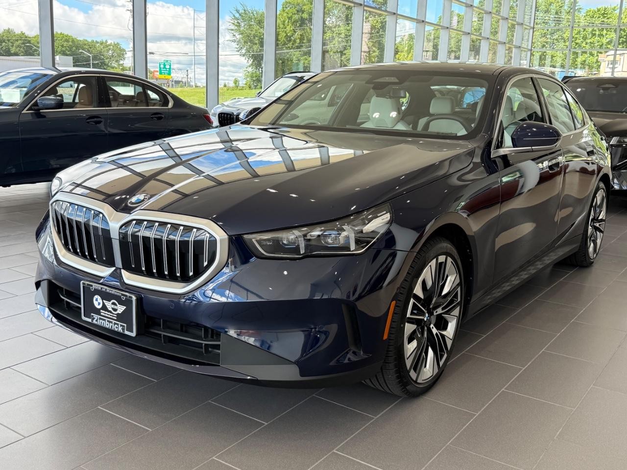 BMW 5 Series Vehicle Full-screen Gallery Image 07