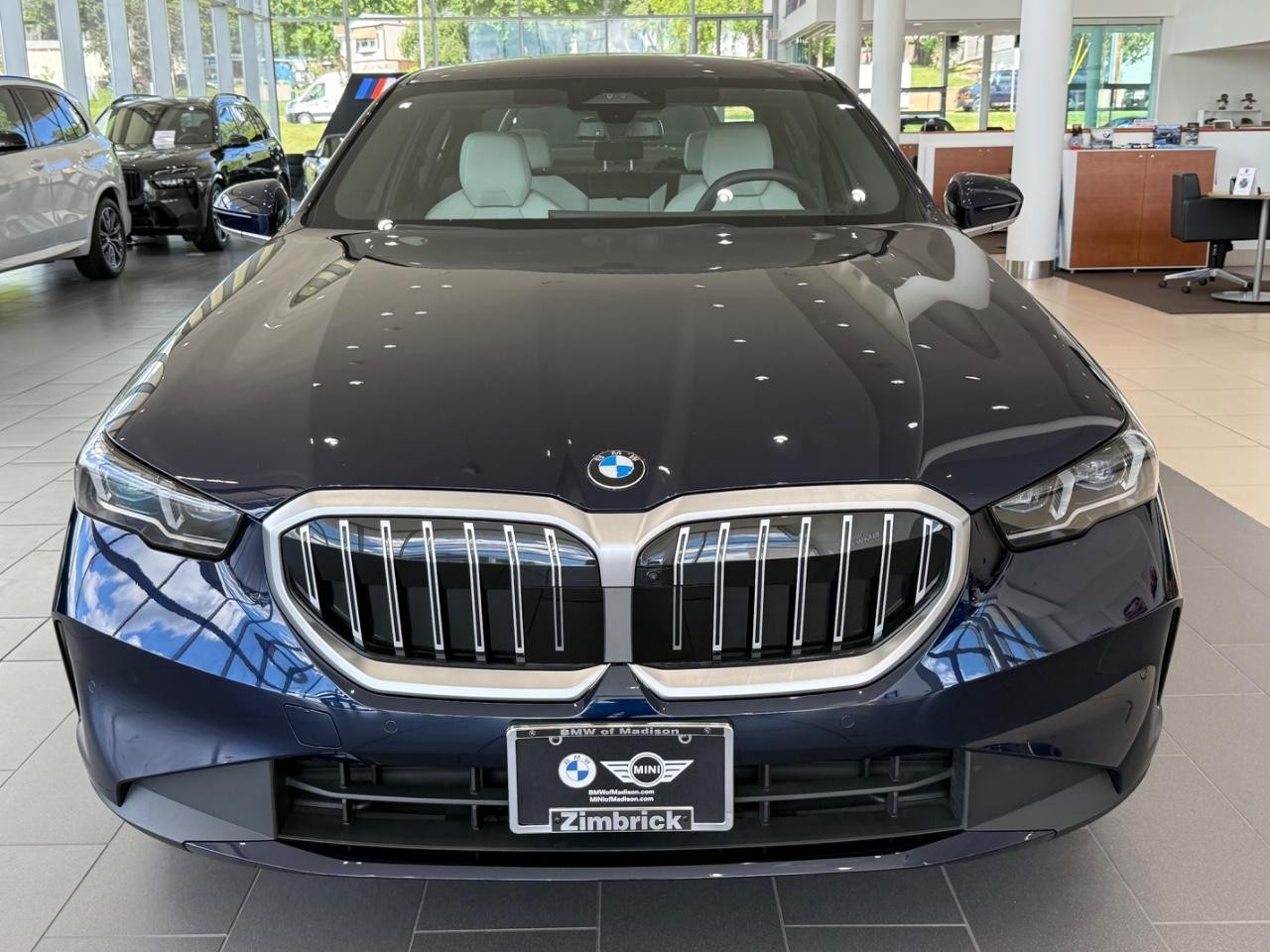 BMW 5 Series Vehicle Full-screen Gallery Image 08