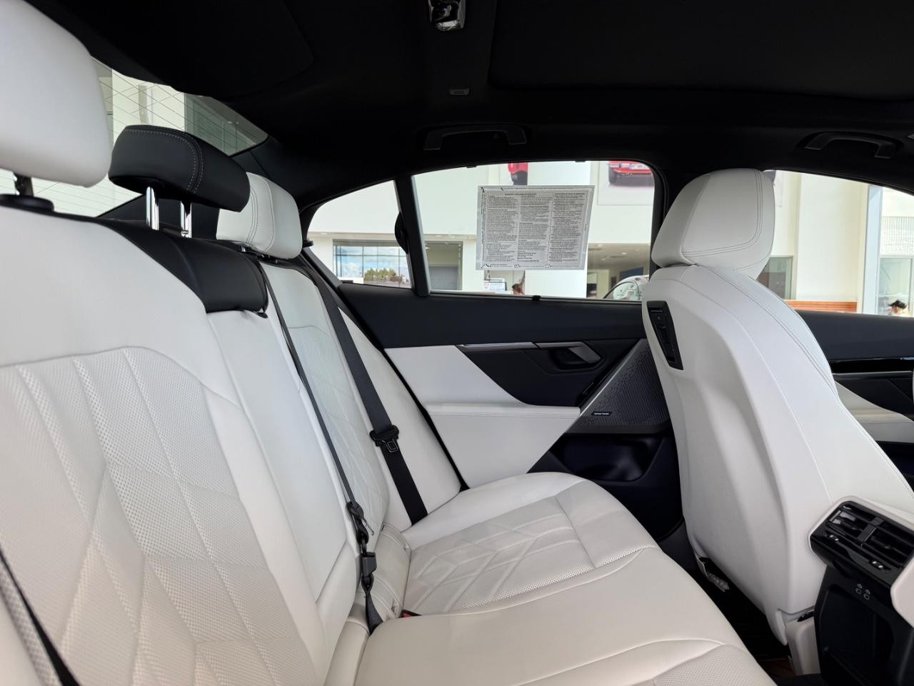 BMW 5 Series Vehicle Full-screen Gallery Image 09