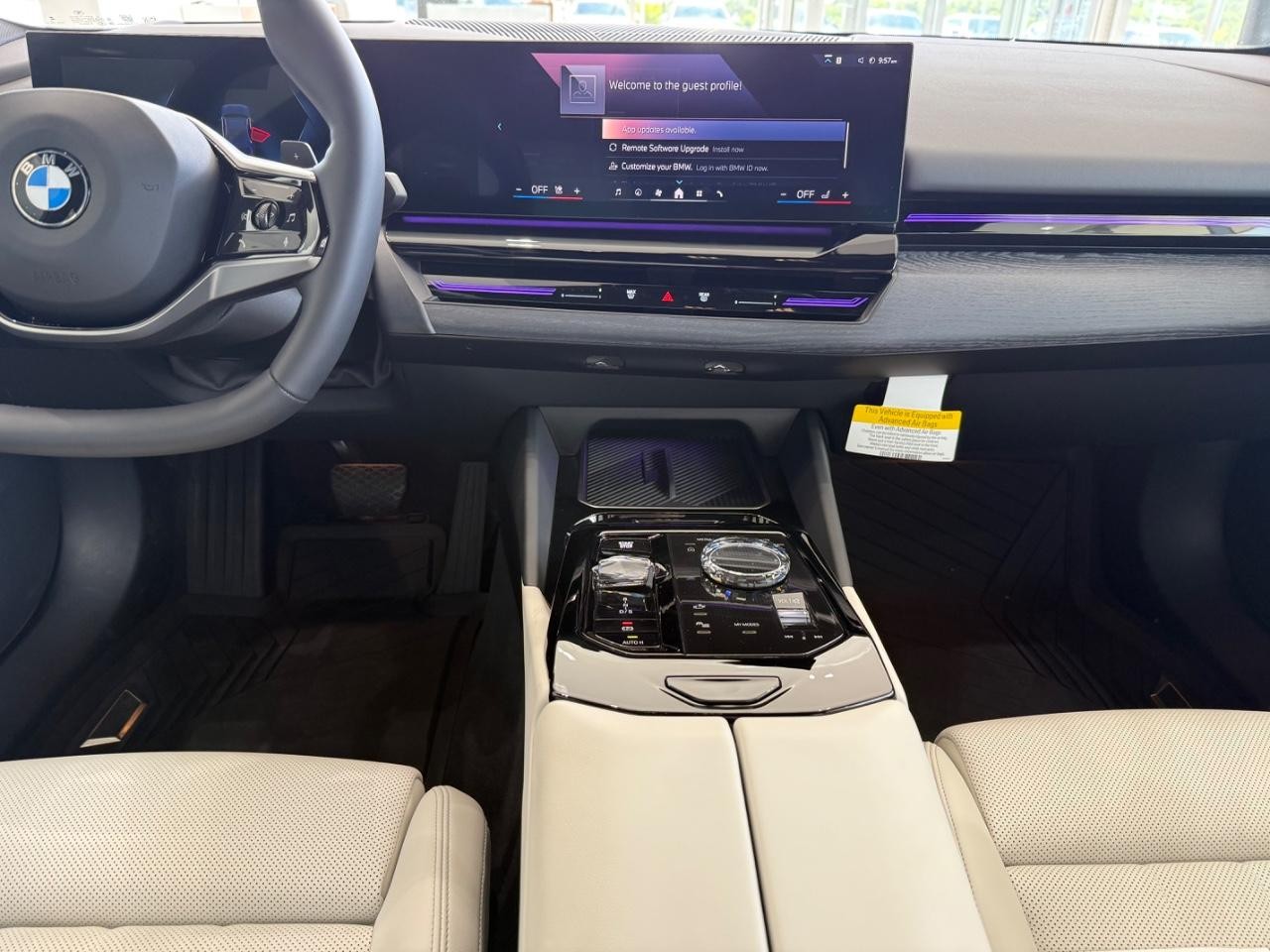 BMW 5 Series Vehicle Full-screen Gallery Image 10