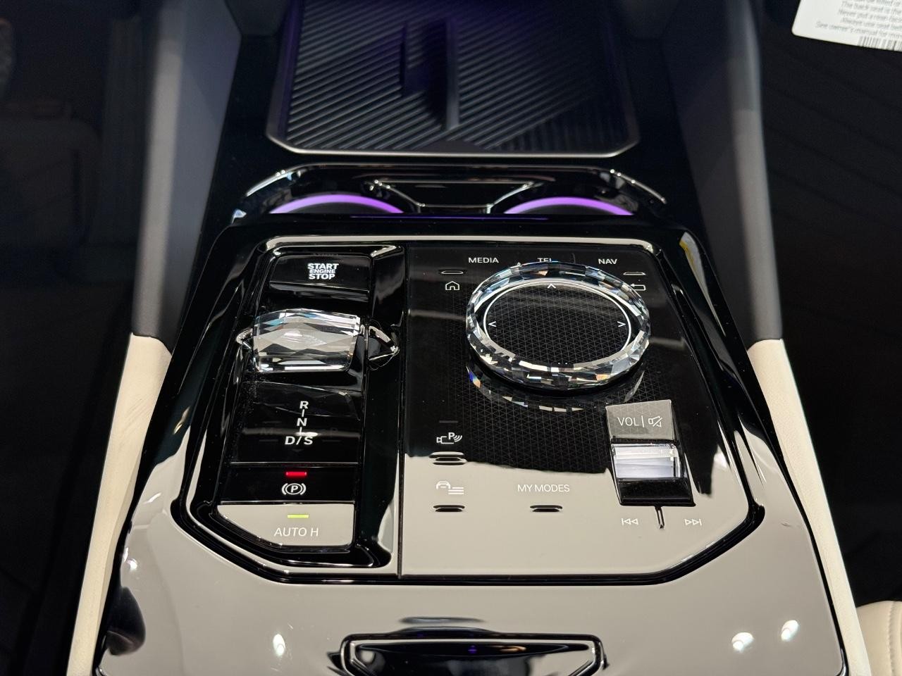 BMW 5 Series Vehicle Full-screen Gallery Image 12
