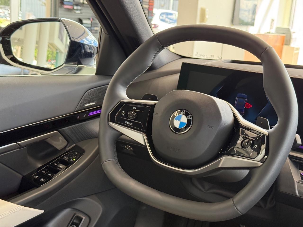 BMW 5 Series Vehicle Full-screen Gallery Image 13