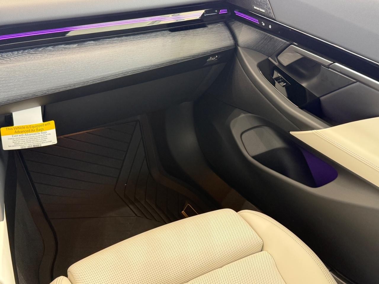 BMW 5 Series Vehicle Full-screen Gallery Image 14