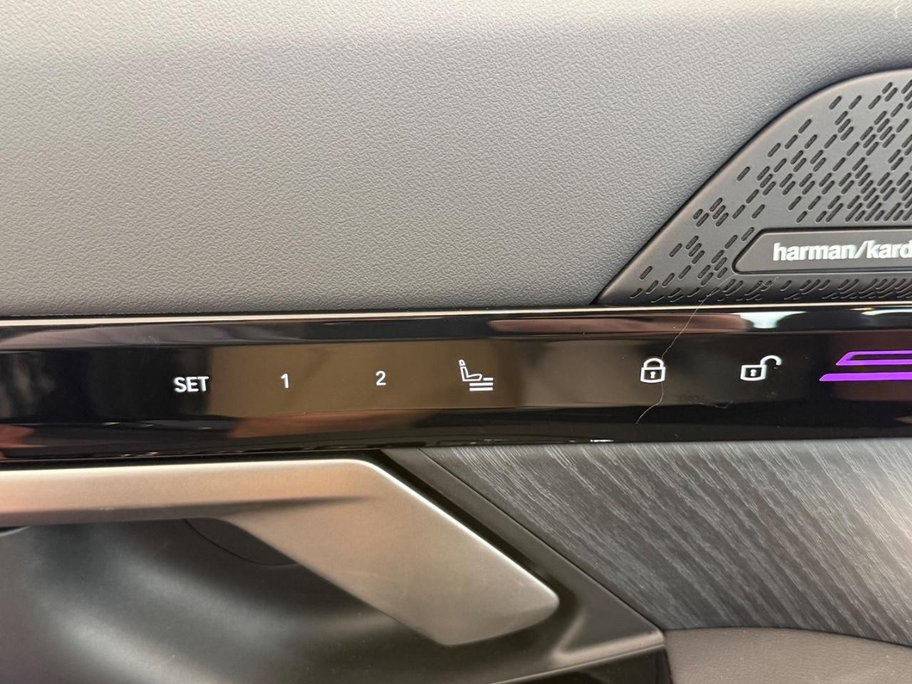 BMW 5 Series Vehicle Full-screen Gallery Image 15