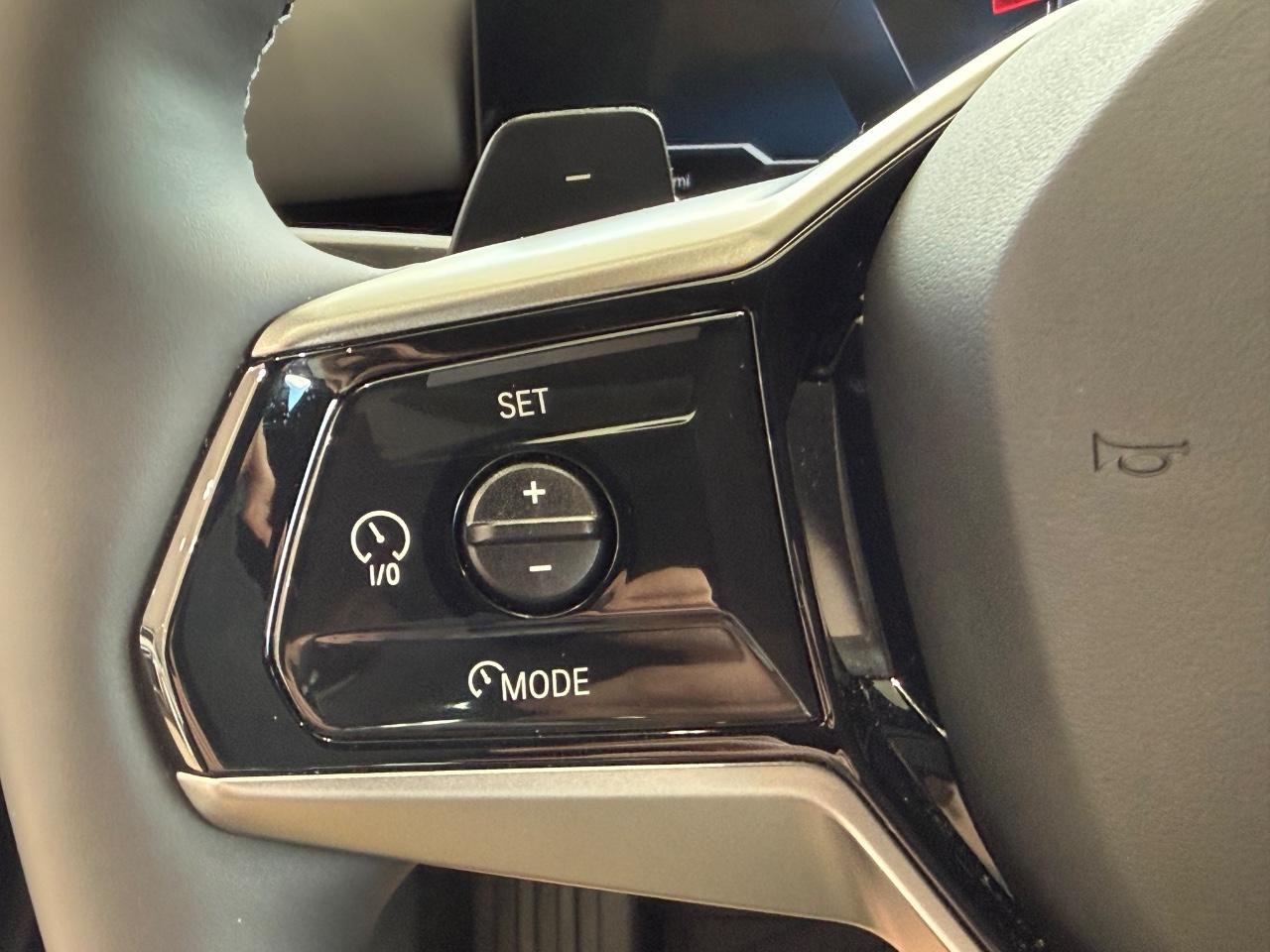BMW 5 Series Vehicle Full-screen Gallery Image 16