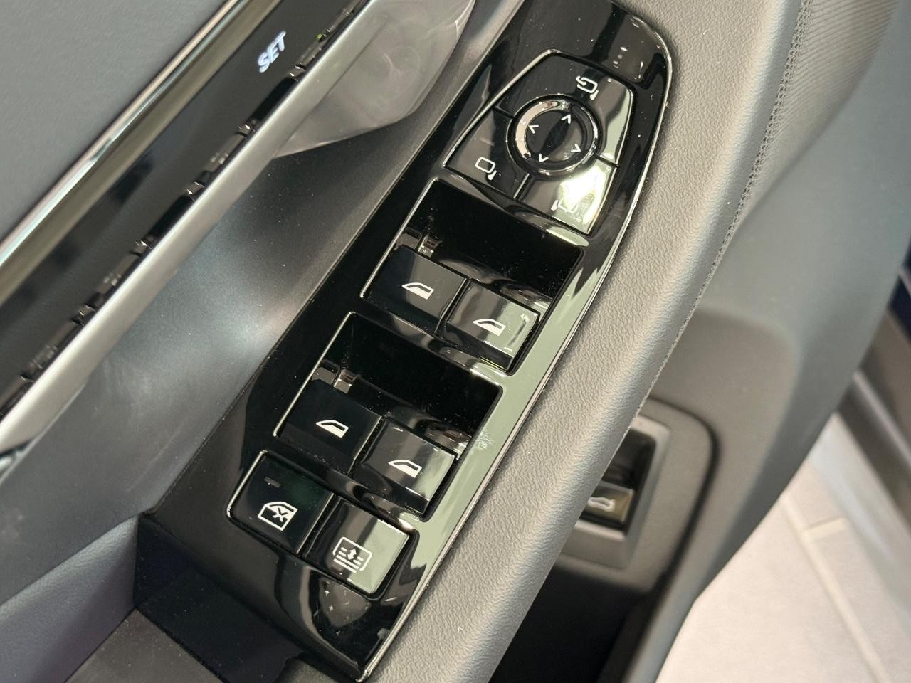 BMW 5 Series Vehicle Full-screen Gallery Image 22