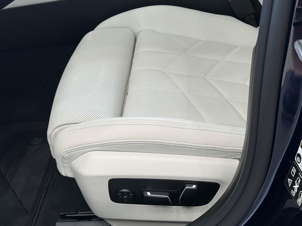 BMW 5 Series Vehicle Full-screen Gallery Image 23