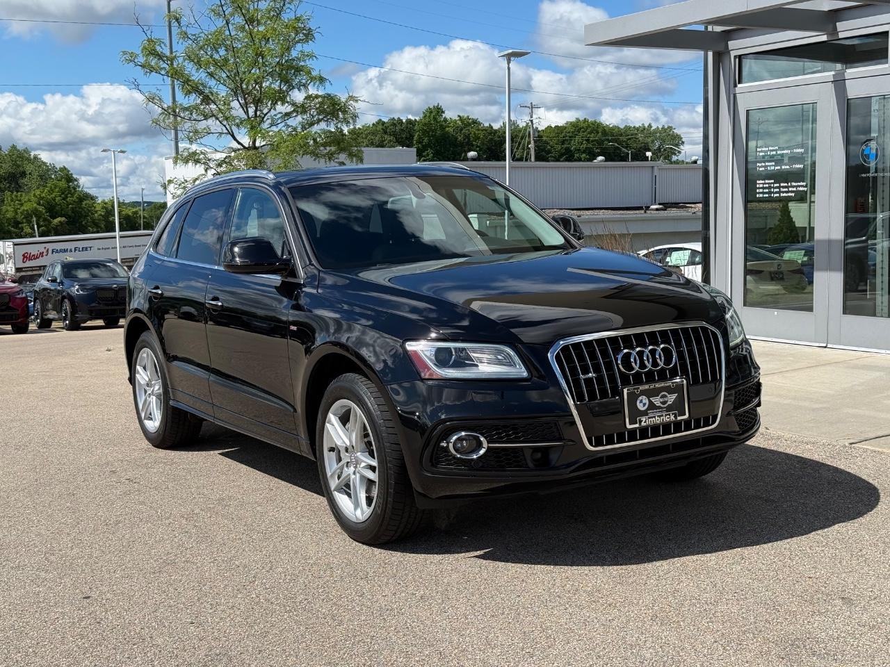 Audi Q5 Vehicle Full-screen Gallery Image 01