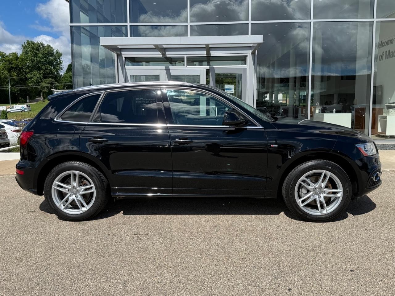 Audi Q5 Vehicle Full-screen Gallery Image 02