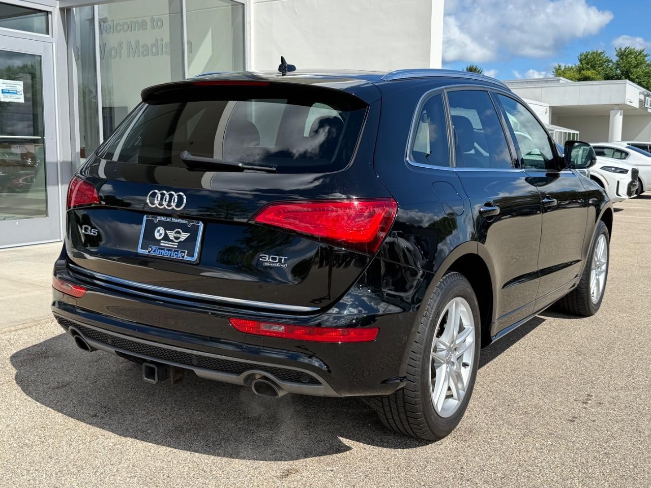 Audi Q5 Vehicle Full-screen Gallery Image 03