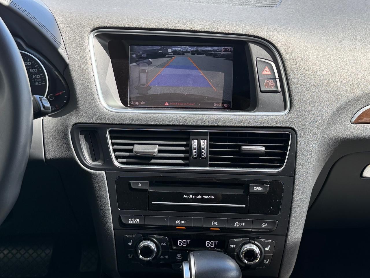 Audi Q5 Vehicle Full-screen Gallery Image 12