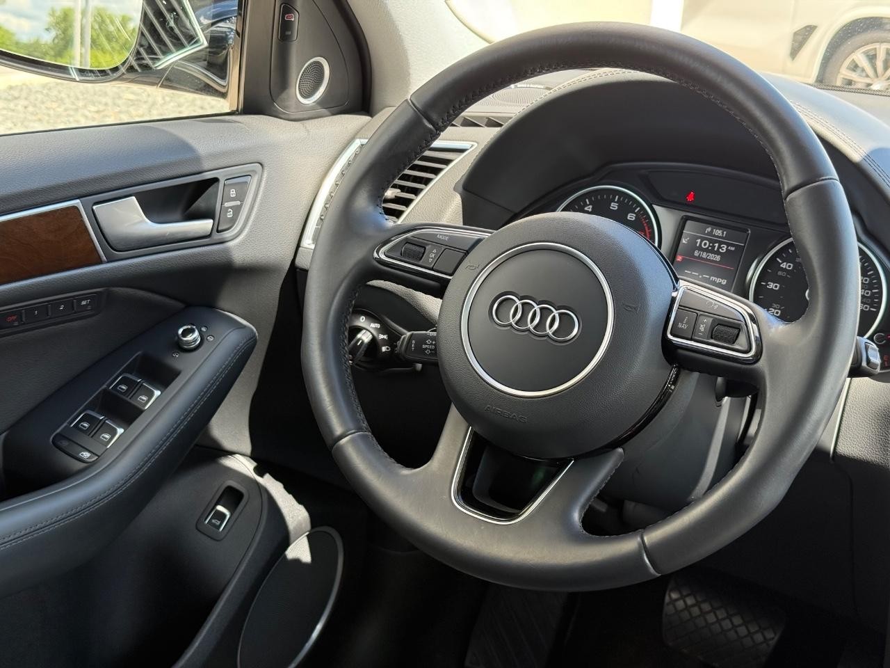 Audi Q5 Vehicle Full-screen Gallery Image 14
