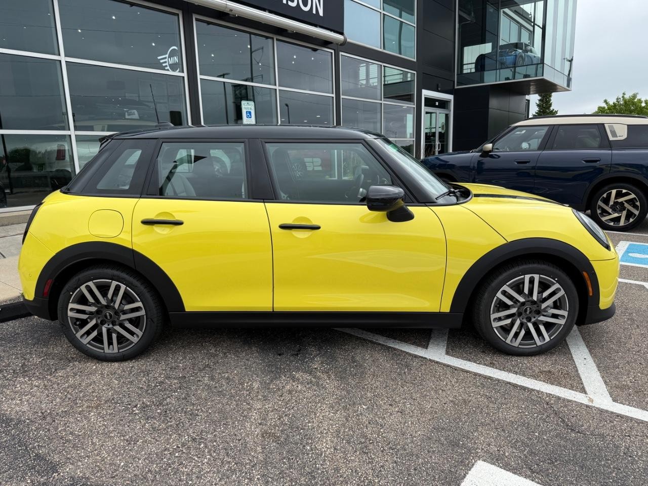 MINI Hardtop 4 Door Vehicle Image 02