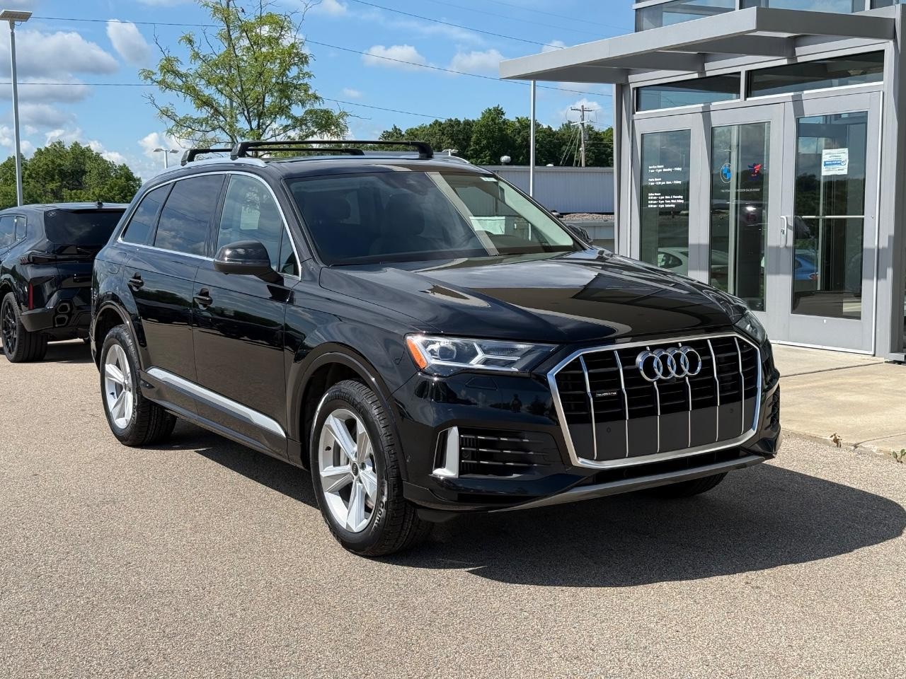 Audi Q7 Vehicle Full-screen Gallery Image 01