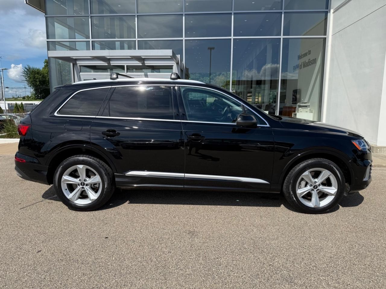 Audi Q7 Vehicle Full-screen Gallery Image 02