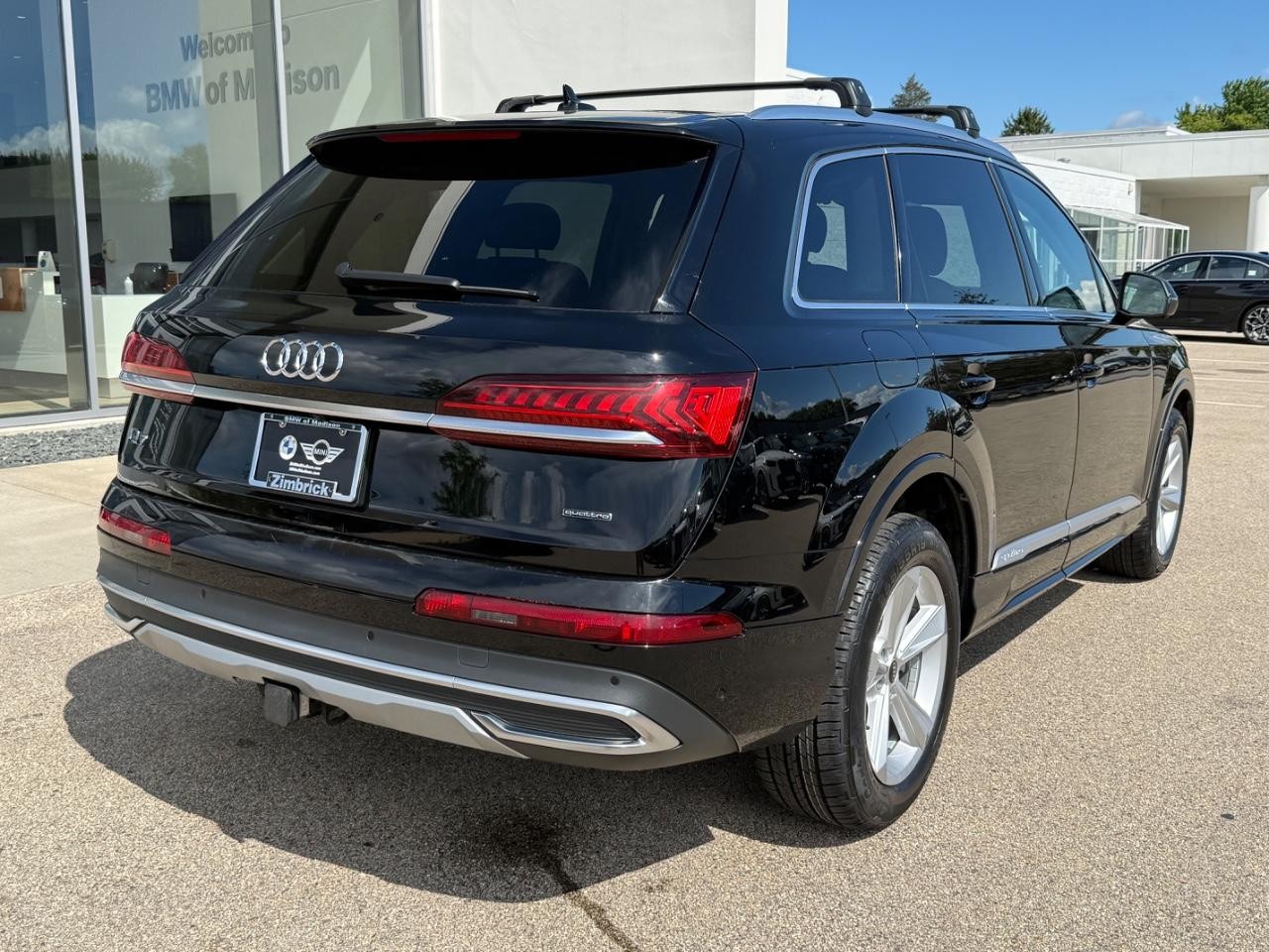 Audi Q7 Vehicle Full-screen Gallery Image 03