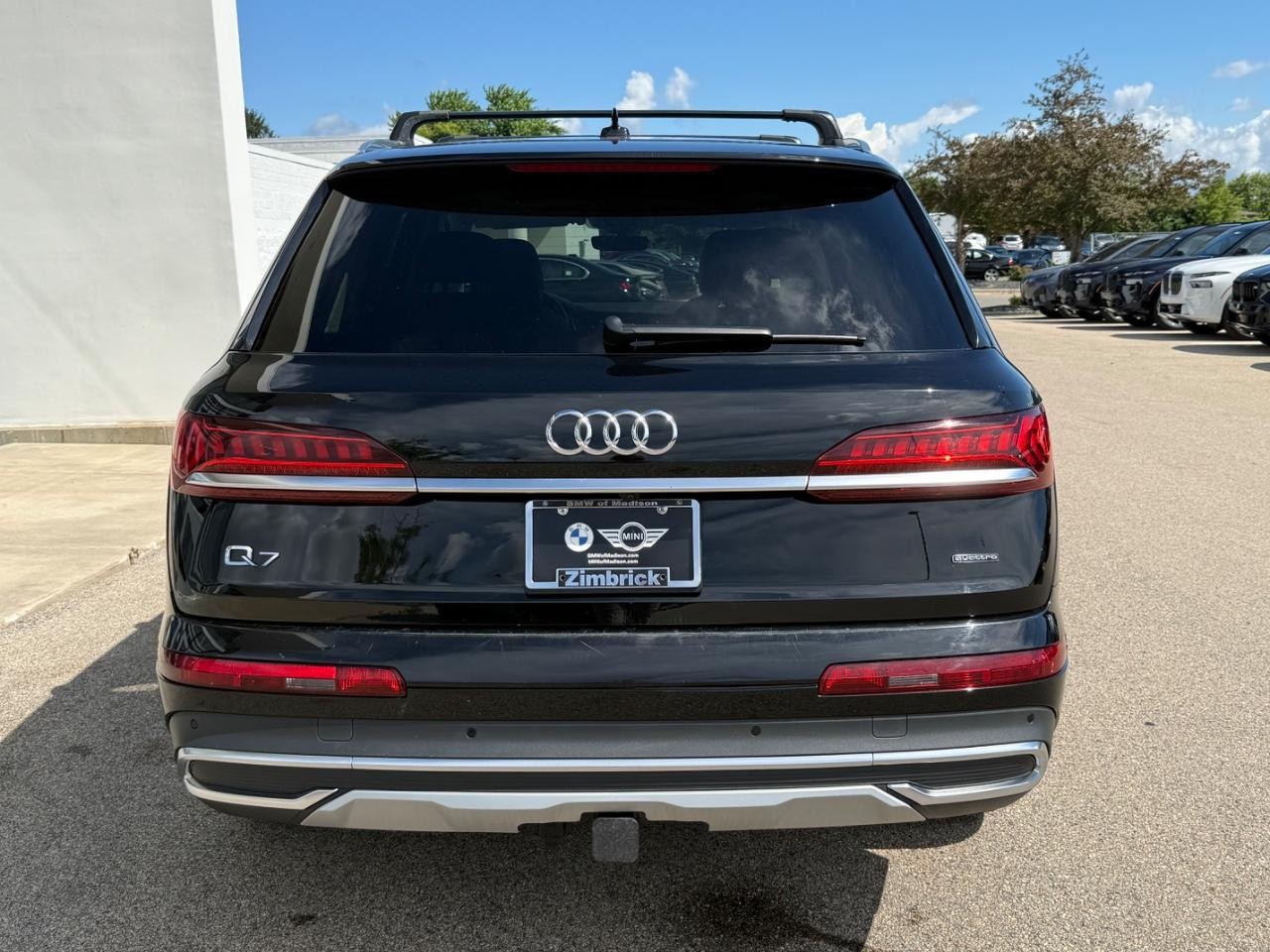 Audi Q7 Vehicle Full-screen Gallery Image 04
