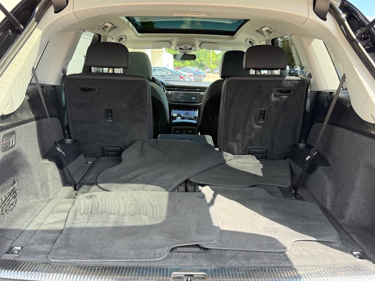 Audi Q7 Vehicle Full-screen Gallery Image 05