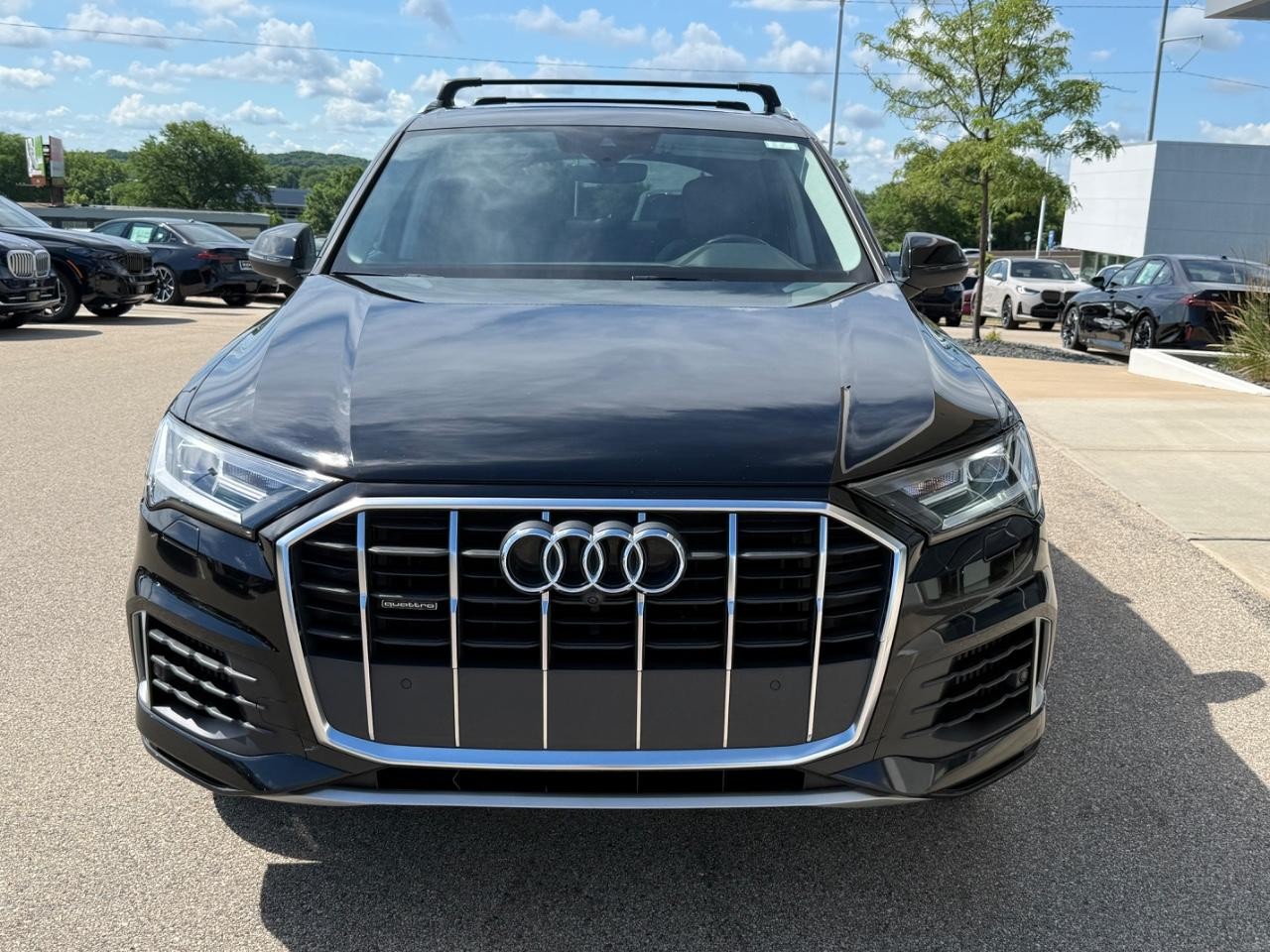 Audi Q7 Vehicle Full-screen Gallery Image 10