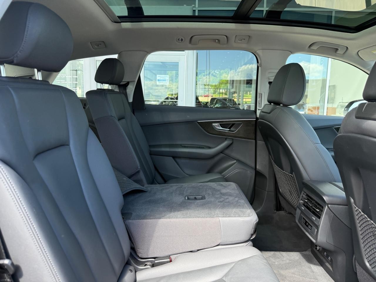 Audi Q7 Vehicle Full-screen Gallery Image 11