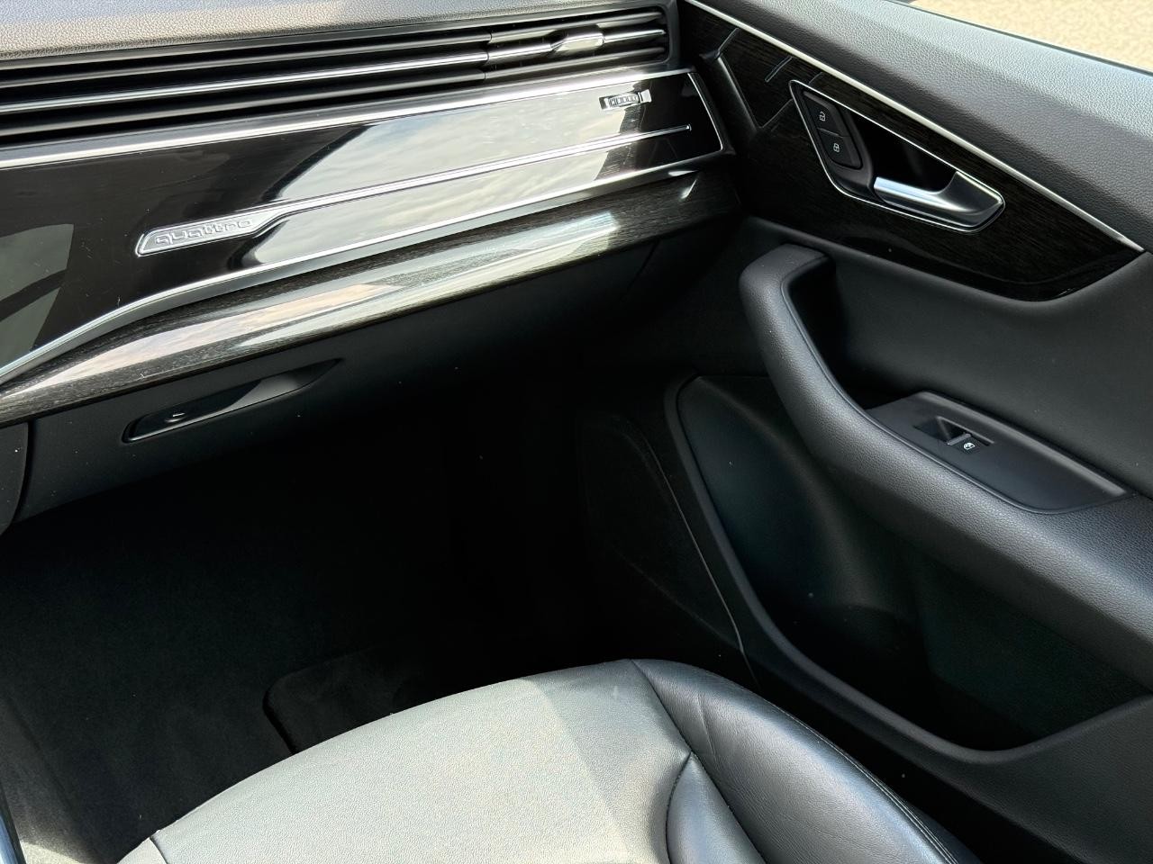 Audi Q7 Vehicle Full-screen Gallery Image 15