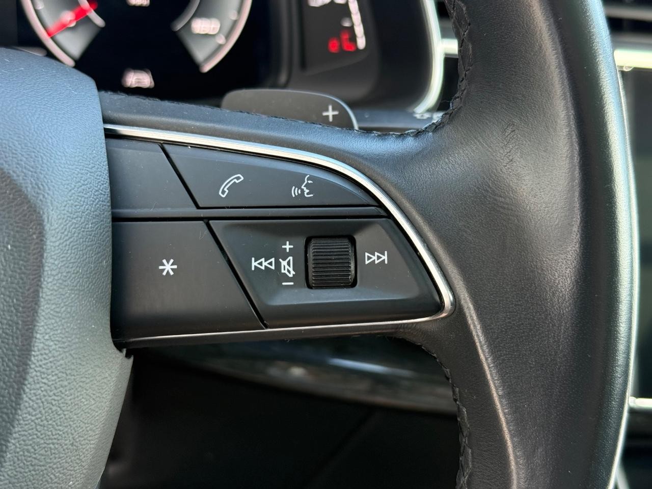 Audi Q7 Vehicle Full-screen Gallery Image 18