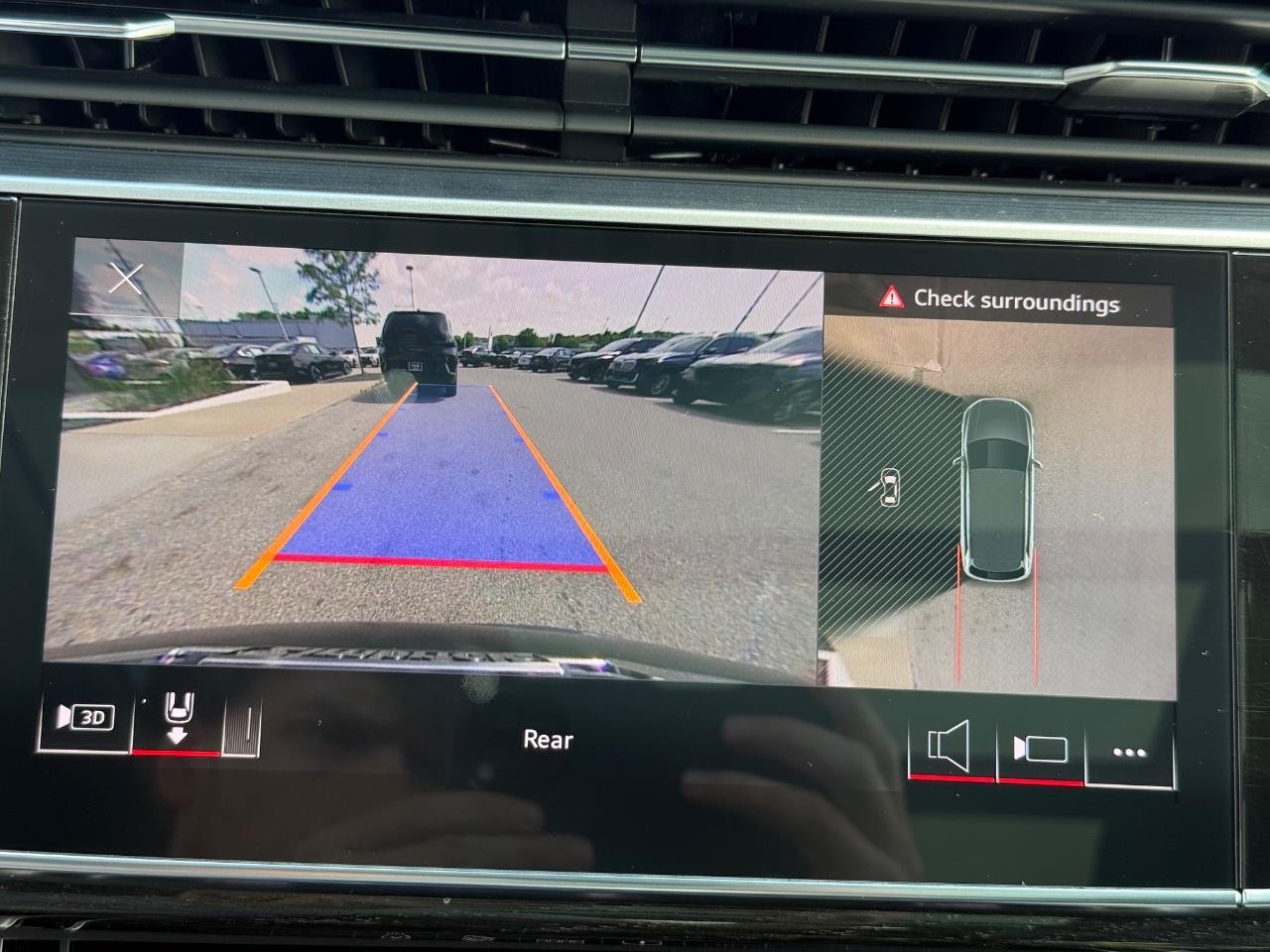 Audi Q7 Vehicle Full-screen Gallery Image 20