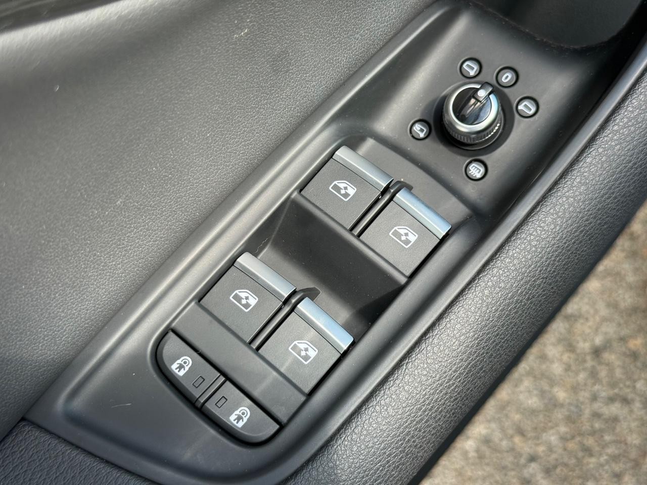 Audi Q7 Vehicle Full-screen Gallery Image 22