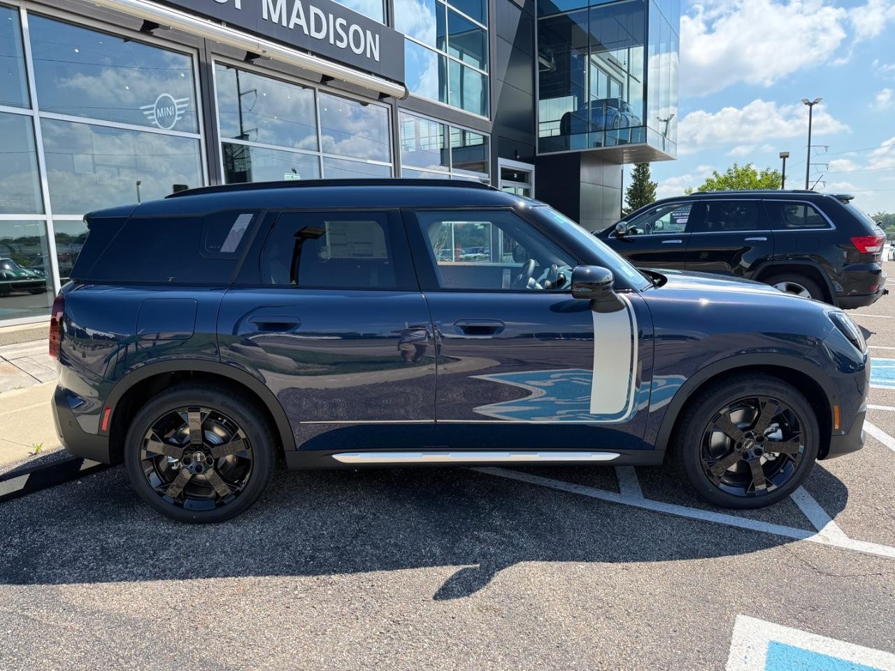 MINI Countryman Vehicle Image 02