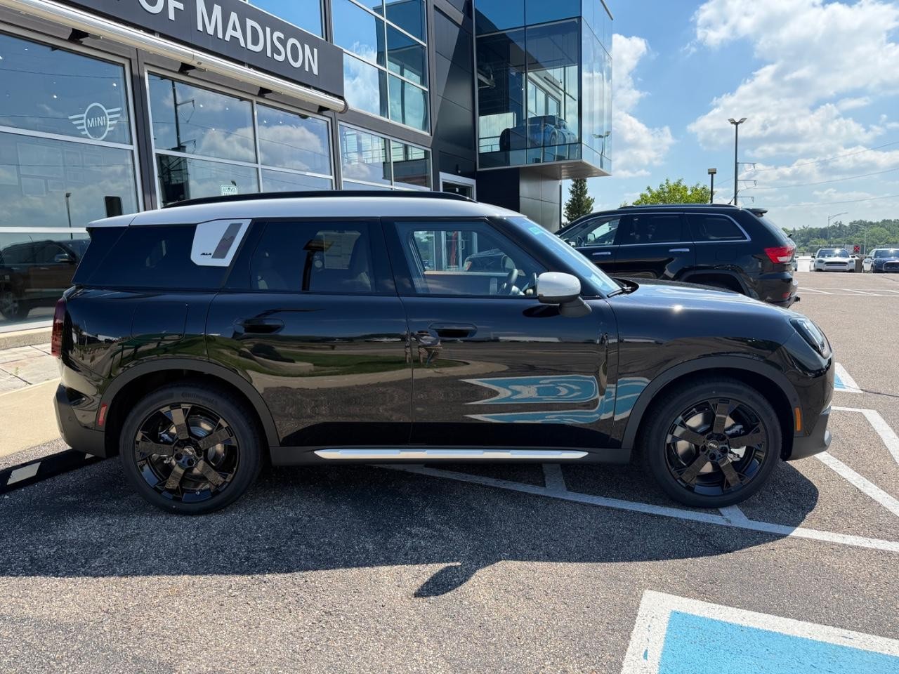 MINI Countryman Vehicle Image 02