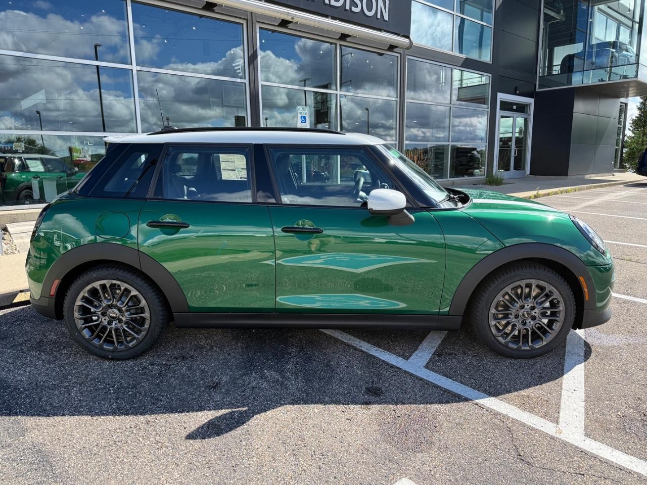 MINI Hardtop 4 Door Vehicle Image 02