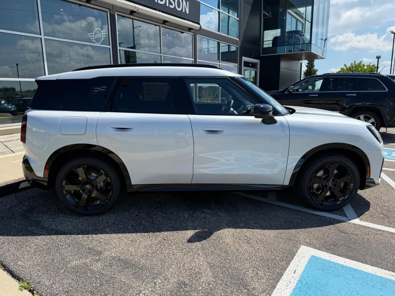 MINI Countryman Vehicle Image 02