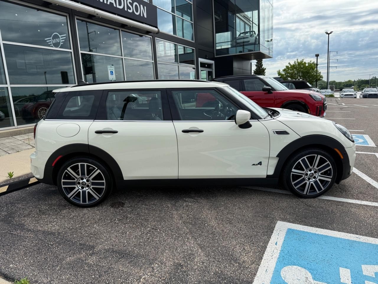 MINI Clubman Vehicle Image 02