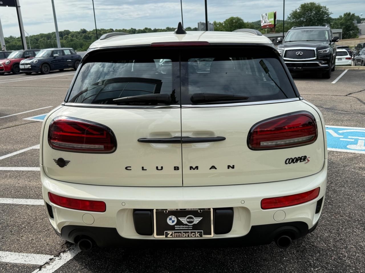 MINI Clubman Vehicle Image 04