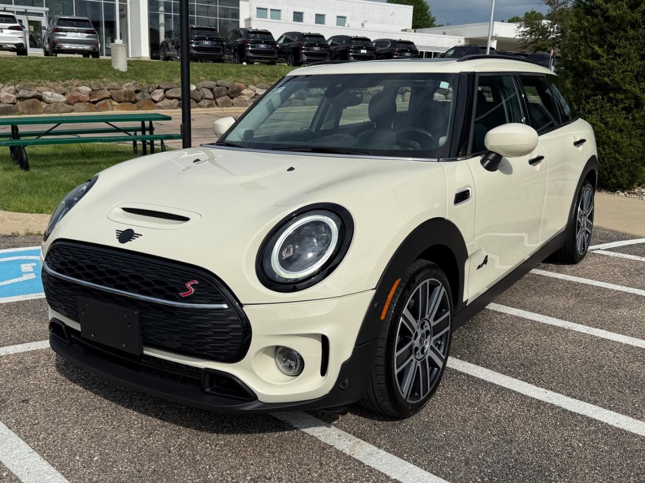 MINI Clubman Vehicle Image 08