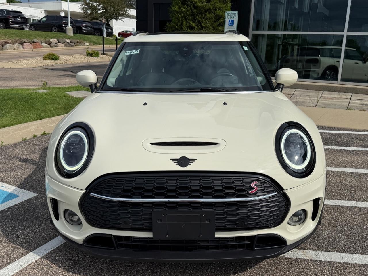 MINI Clubman Vehicle Image 09