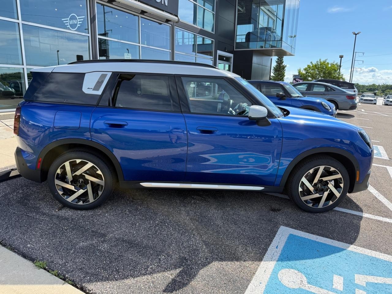 MINI Countryman Vehicle Image 02