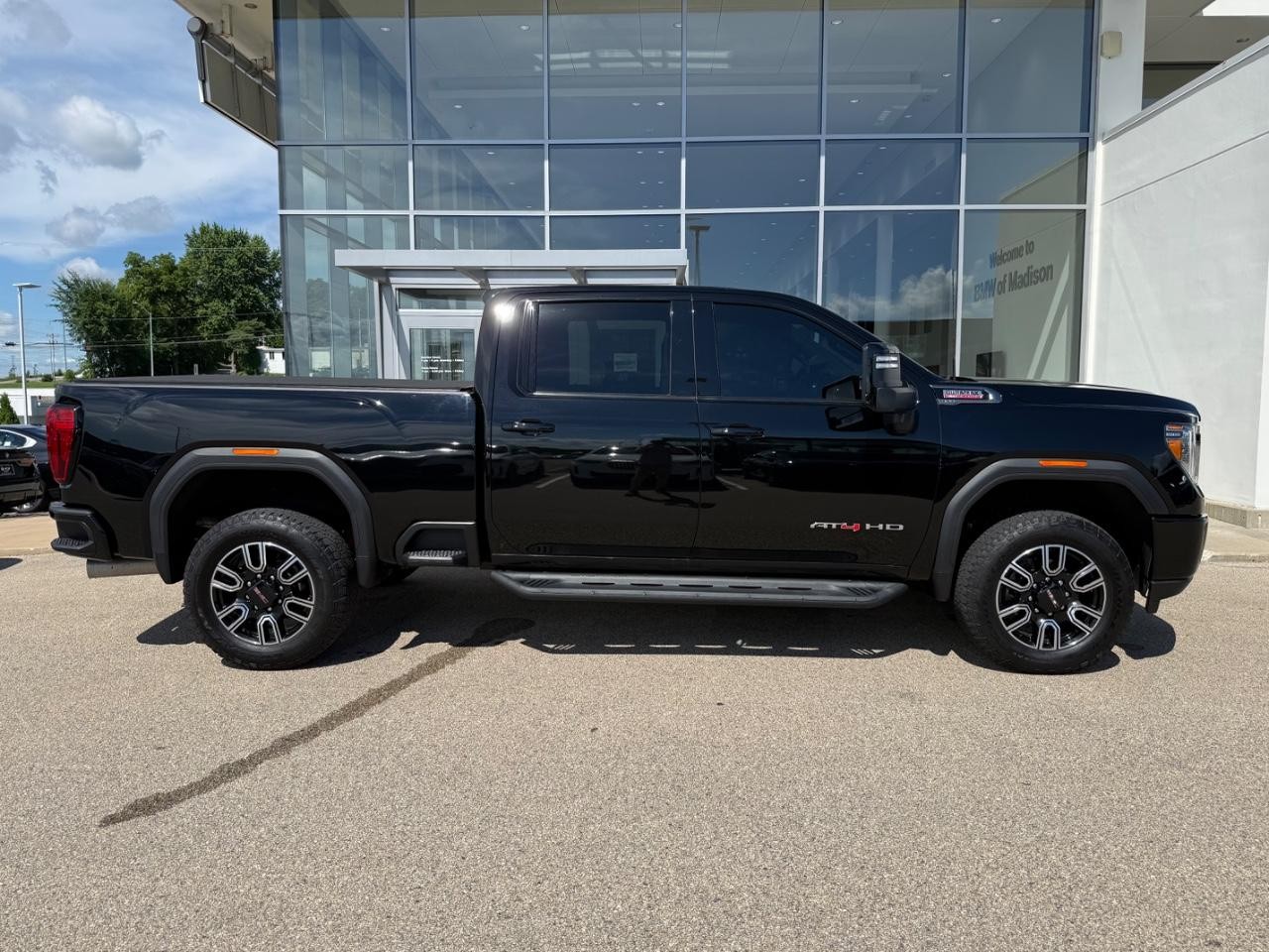 GMC Sierra 2500HD Vehicle Image 02