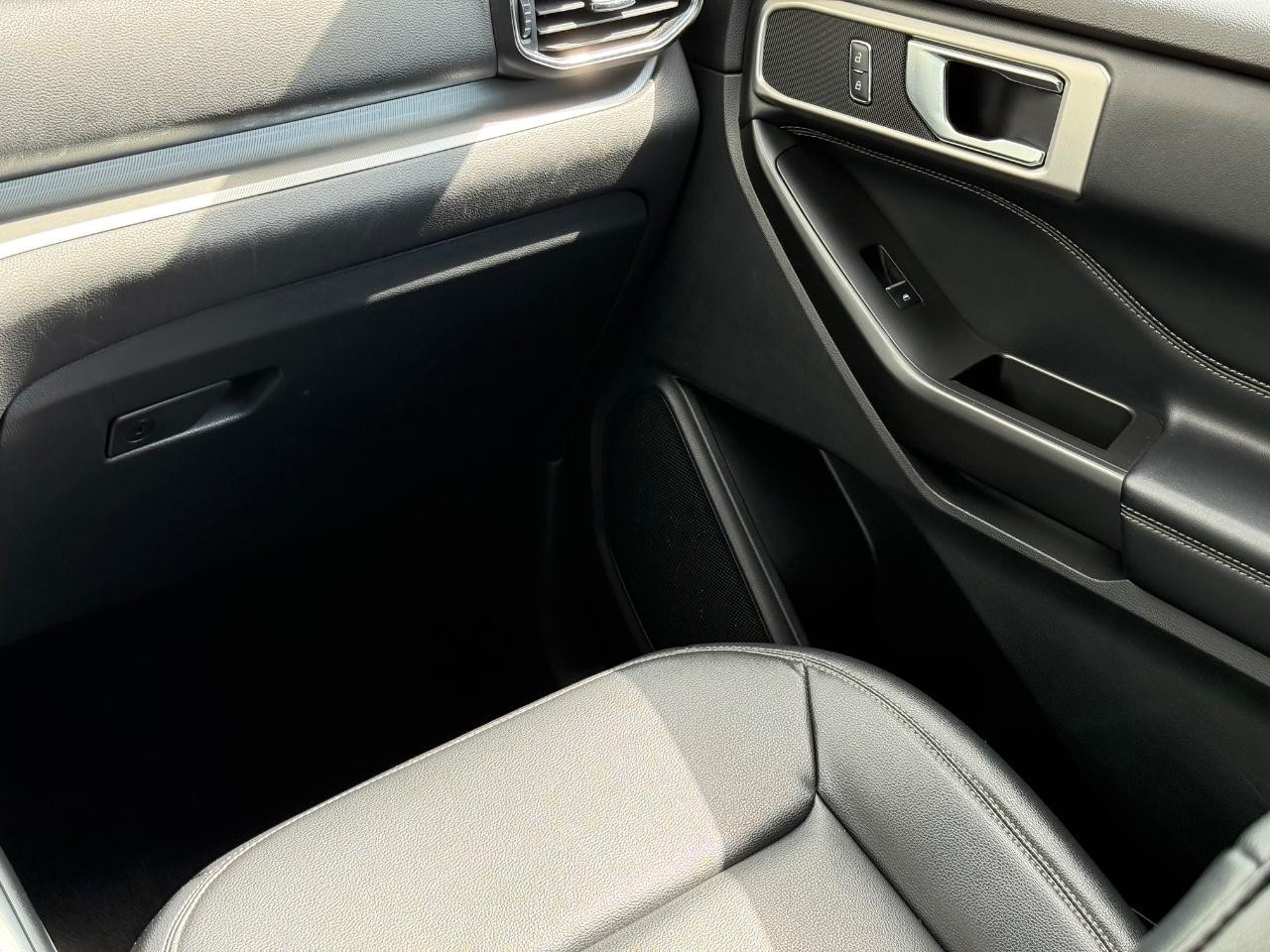 Ford Explorer Vehicle Image 15