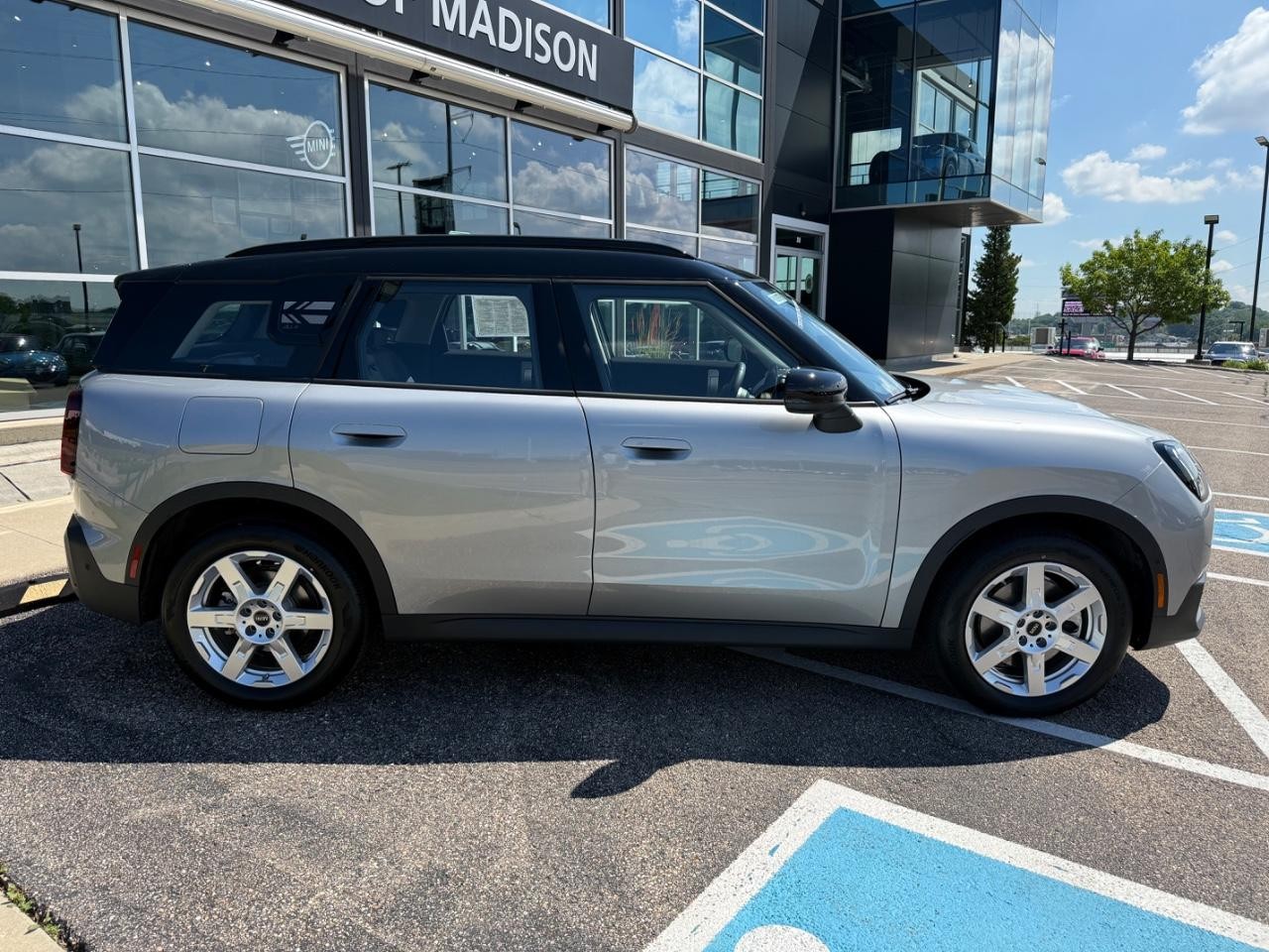 MINI Countryman Vehicle Image 02