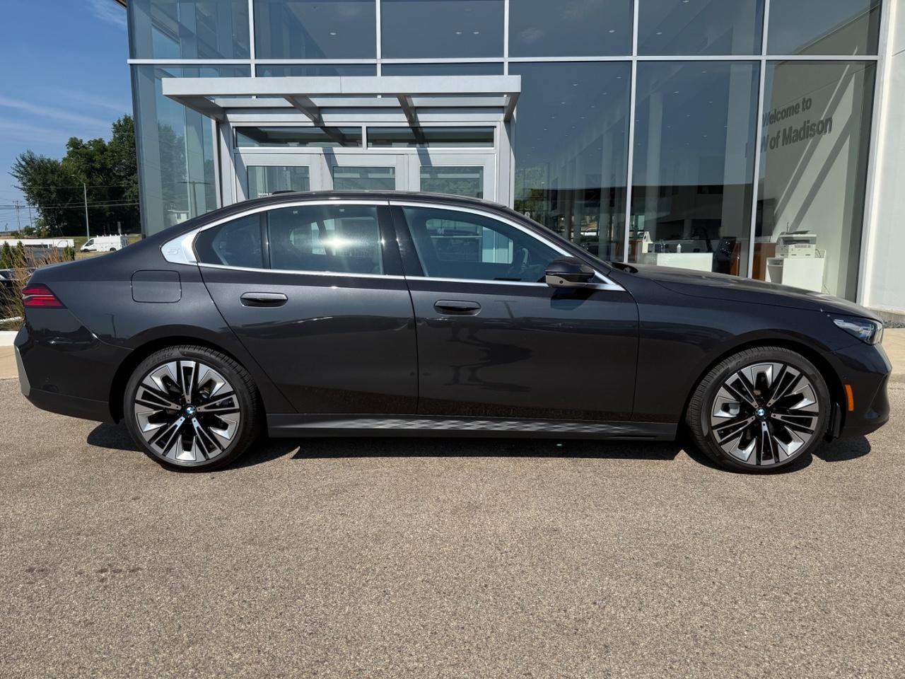 BMW 5 Series Vehicle Image 02