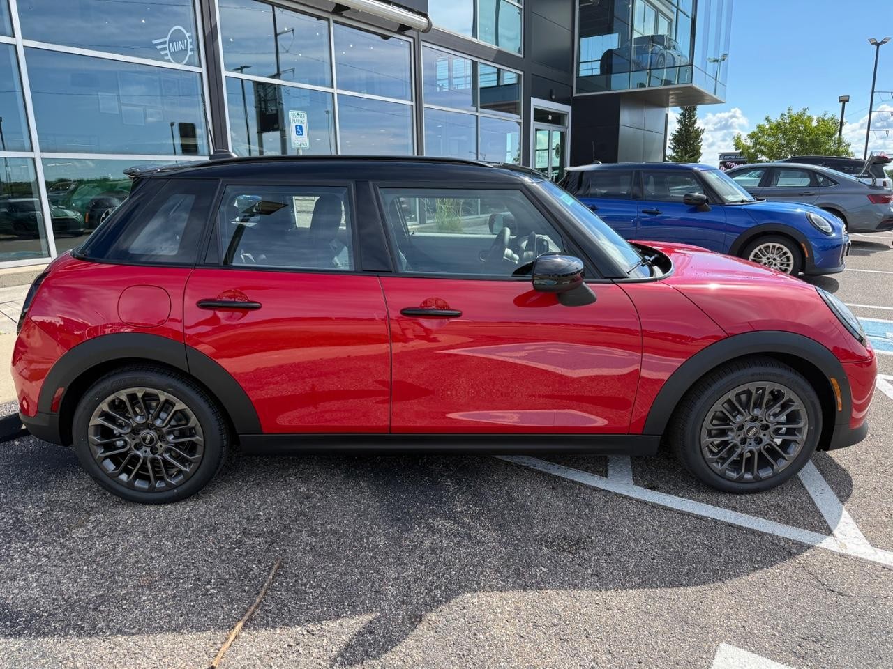 MINI Hardtop 4 Door Vehicle Image 02