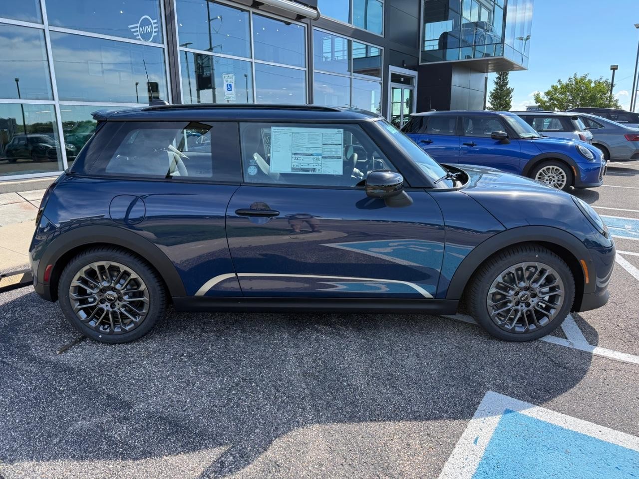 MINI Hardtop 2 Door Vehicle Image 02