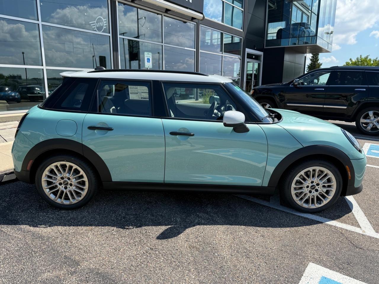 MINI Hardtop 4 Door Vehicle Image 02