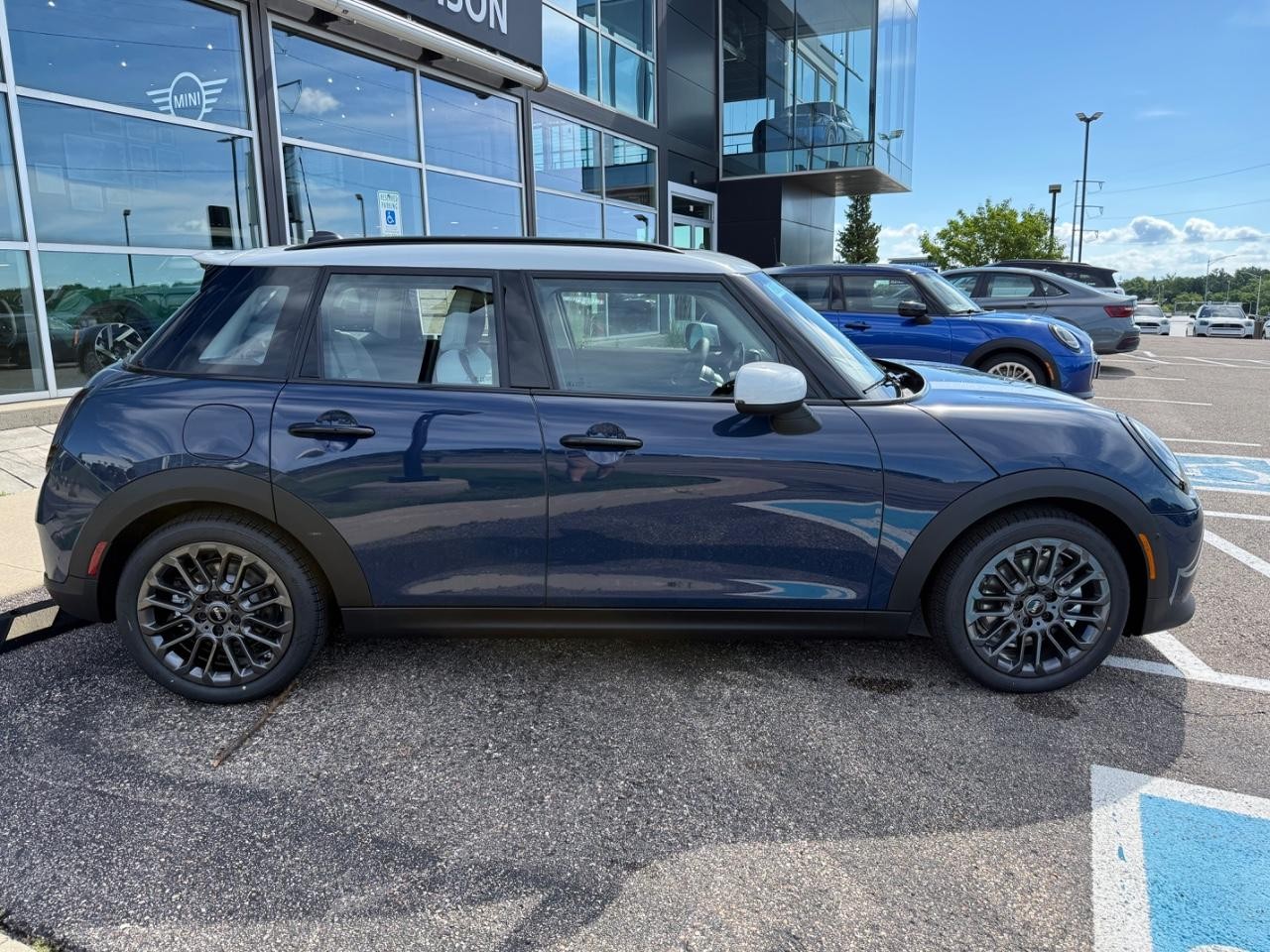 MINI Hardtop 4 Door Vehicle Image 02