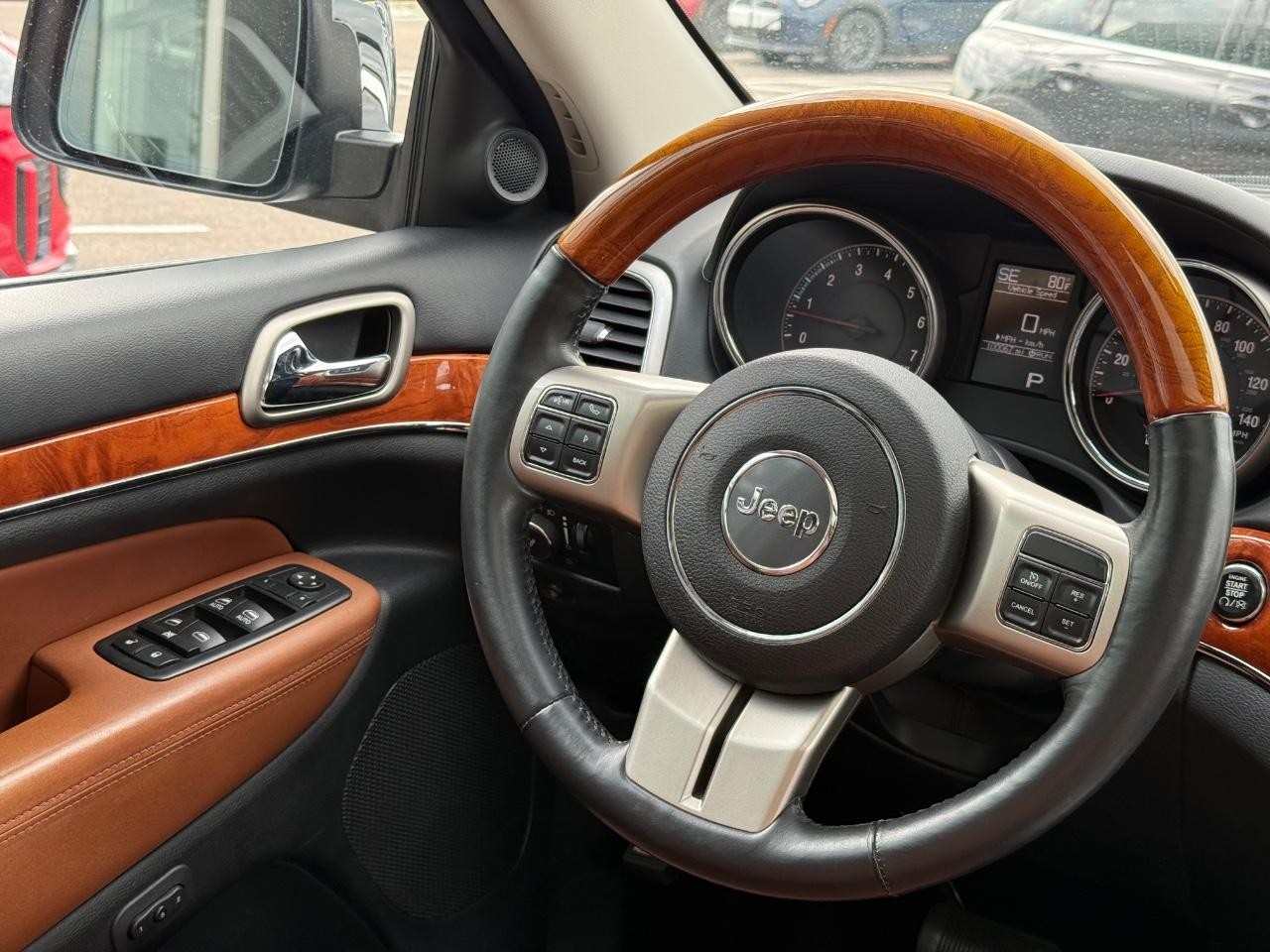 Jeep Grand Cherokee Vehicle Image 14
