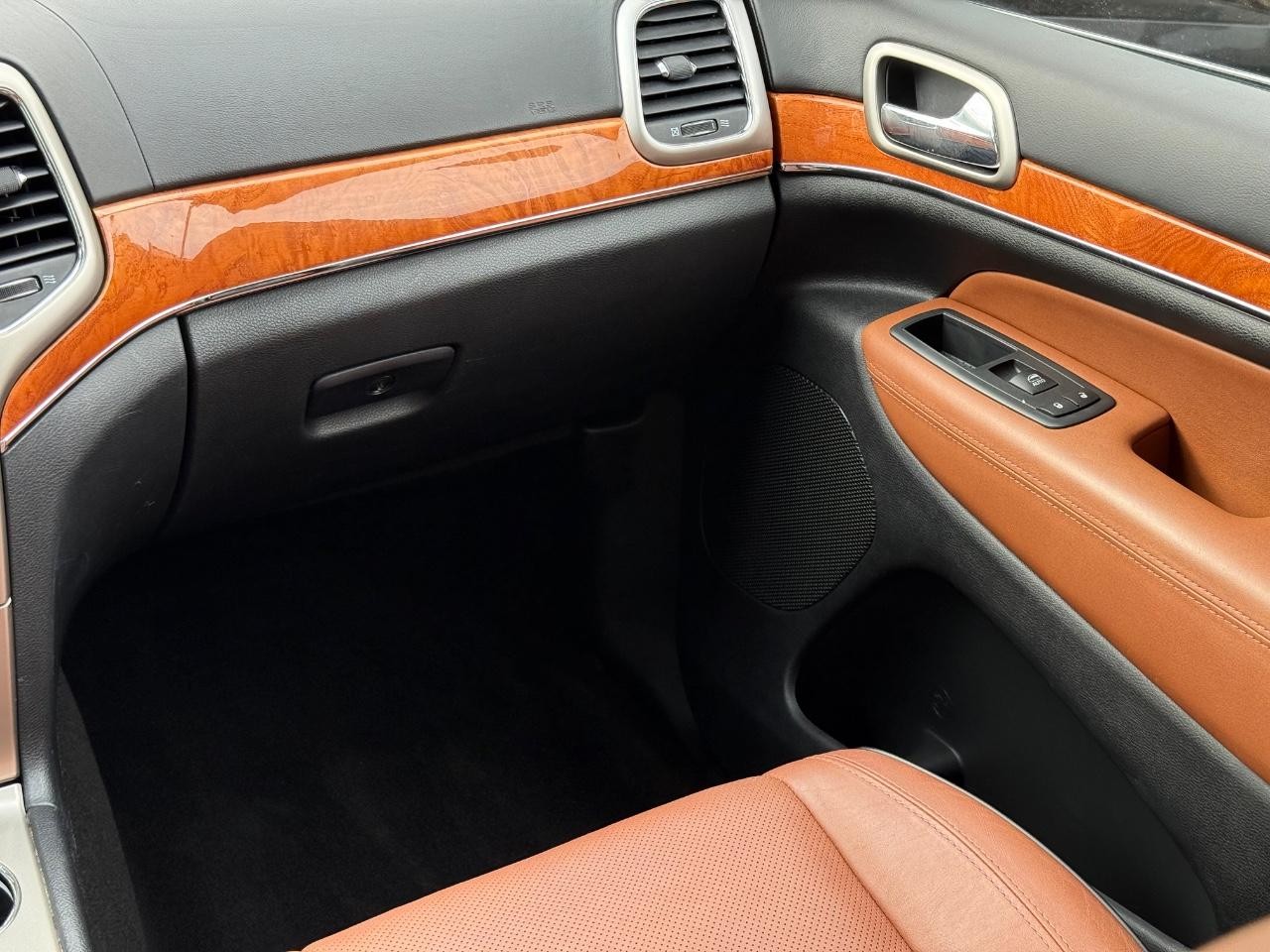 Jeep Grand Cherokee Vehicle Image 15