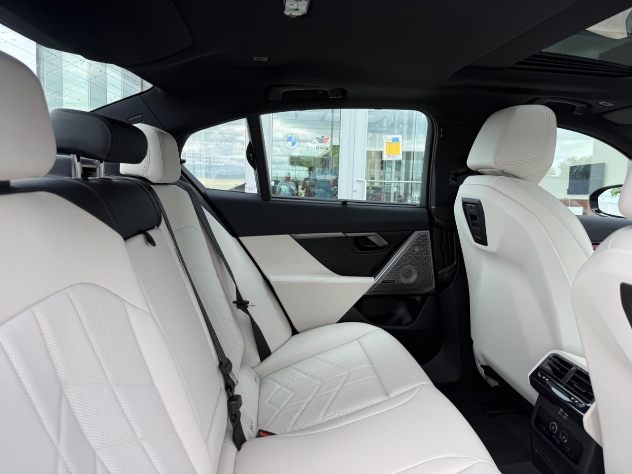 BMW 5 Series Vehicle Image 10