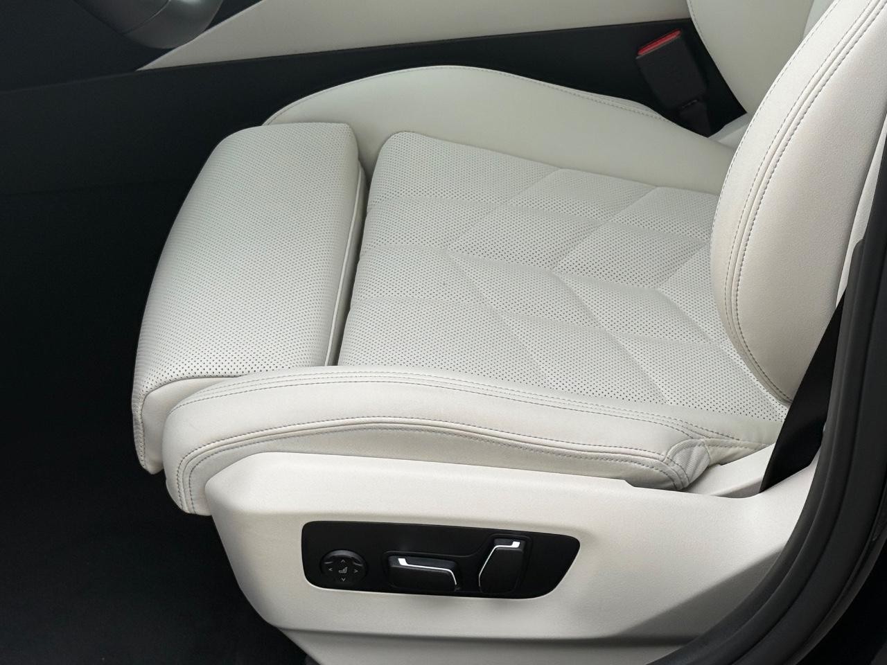 BMW 5 Series Vehicle Image 23