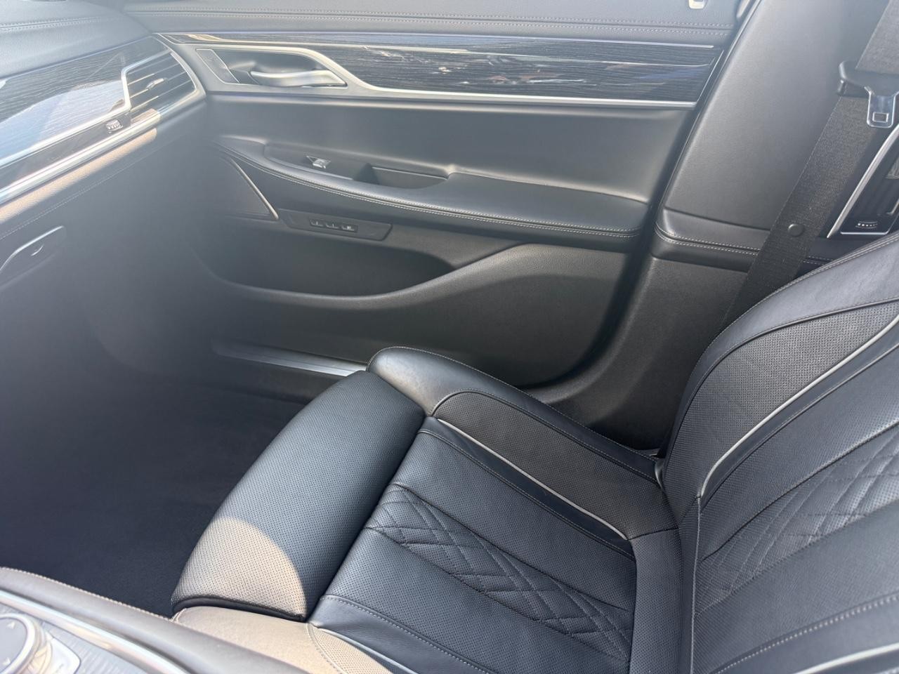 BMW 7 Series Vehicle Image 24